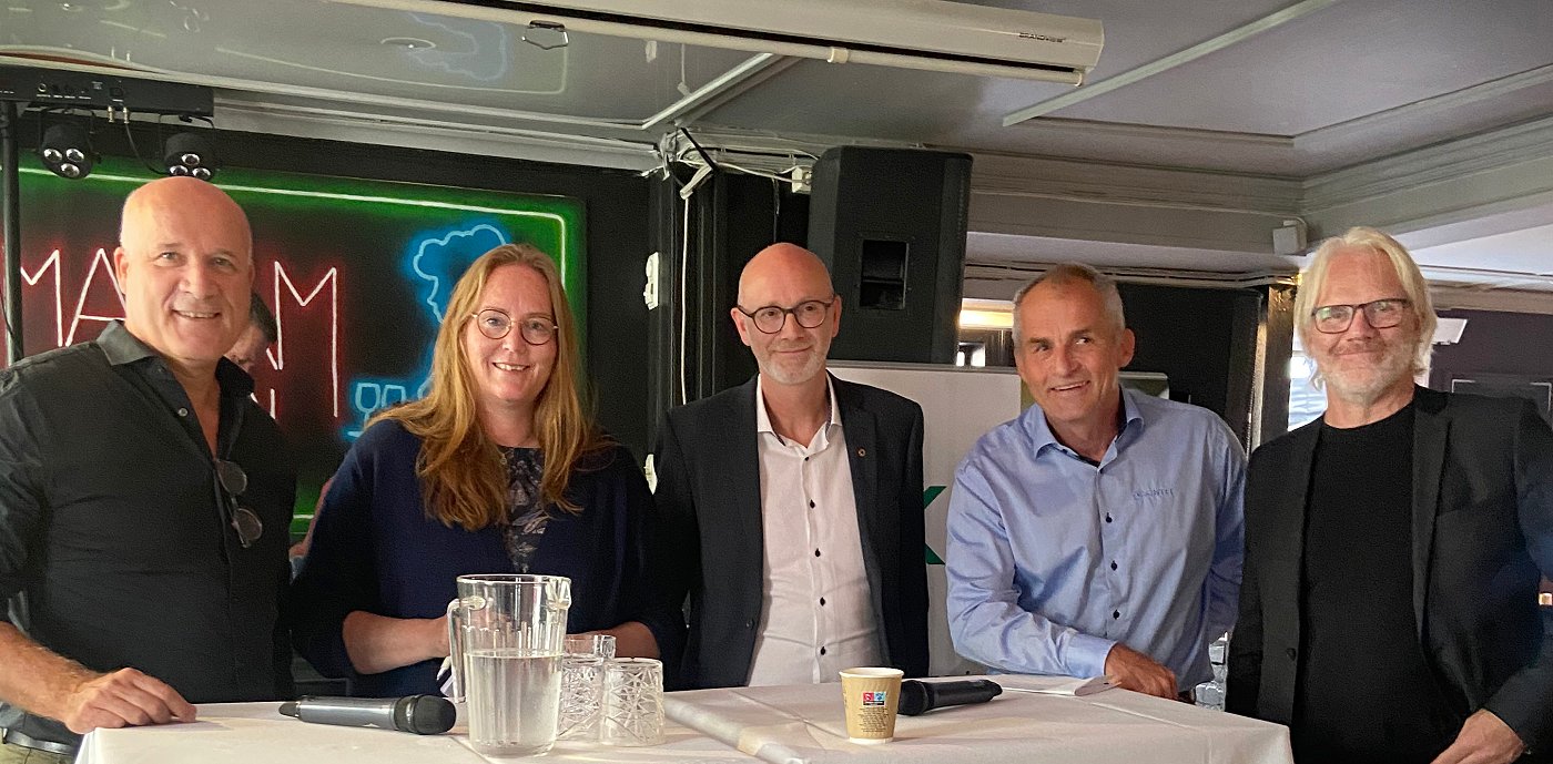 Leif Øie divisjonsdirektør i GK, Lise Selnes (AP) Stortingsrepresentant i utdannings- og forskingskomitéen, Christian Evenshaug sentralstyremedlem i Utdanningsforbundet, Sverre Bjørn Holøs forsker i SINTEF og Atle Fretheim fagdirektør i FHI, var paneldeltagere i Arendalsuka-debatten Skoler og barnehager er blant byggene som har dårligst inneklima. Hvorfor det?. Leif Øie divisjonsdirektør i GK, Lise Selnes (AP) Stortingsrepresentant i utdannings- og forskingskomitéen, Christian Evenshaug sentralstyremedlem i Utdanningsforbundet, Sverre Bjørn Holøs forsker i SINTEF og Atle Fretheim fagdirektør i FHI, var paneldeltagere i Arendalsuka-debatten Skoler og barnehager er blant byggene som har dårligst inneklima. Hvorfor det?.